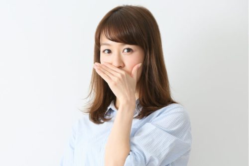セラミックの歯が臭い原因と対策方法