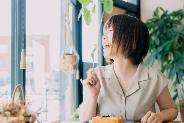 マウスピース矯正でも外食は楽しめるの？